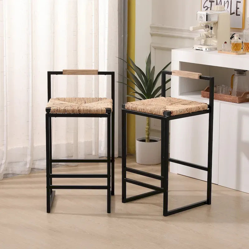 Tabouret de bar à hauteur de comptoir en jacinthe d'eau naturelle tressée et piétement en métal noir
