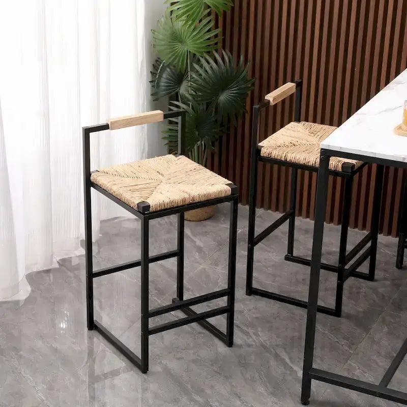 Tabouret de bar à hauteur de comptoir en jacinthe d'eau naturelle tressée et piétement en métal noir