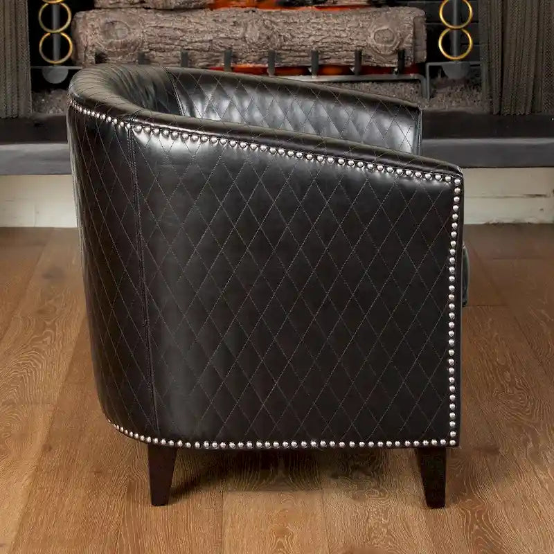 Fauteuil club en cuir reconstitué matelassé, clous décoratifs, coussin amovible, pieds en bois foncé