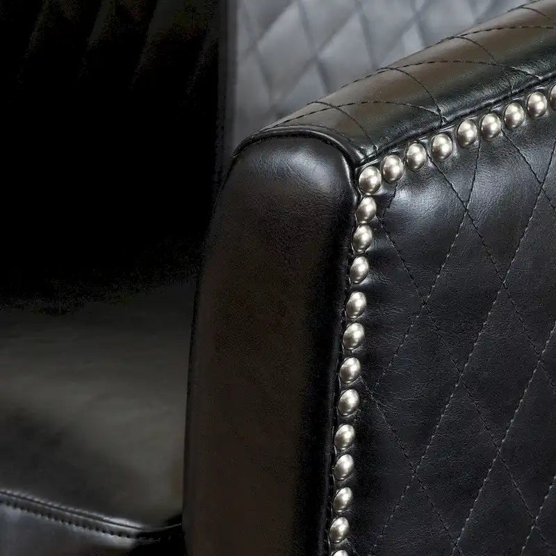 Fauteuil club en cuir reconstitué matelassé, clous décoratifs, coussin amovible, pieds en bois foncé