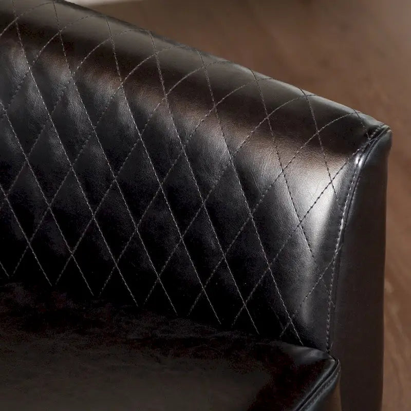 Fauteuil club en cuir reconstitué matelassé, clous décoratifs, coussin amovible, pieds en bois foncé