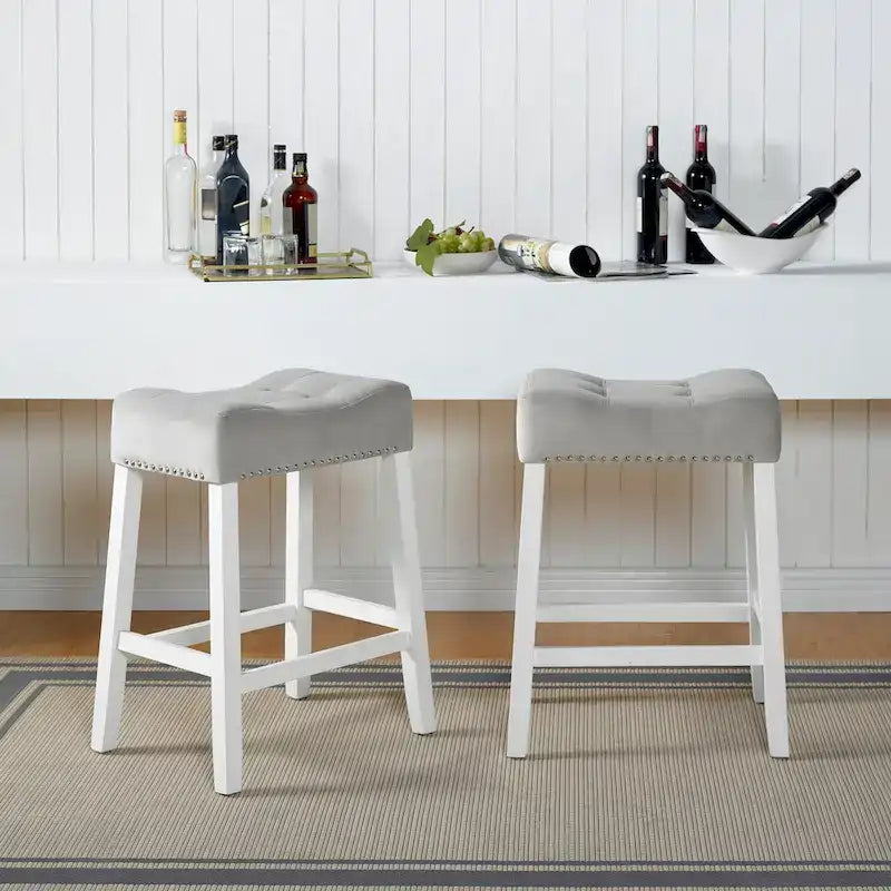 Tabouret de comptoir sans dossier en velours capitonné avec garniture cloutée et pieds blanchis
