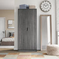 Armoire à deux portes moderne avec penderie, étagères et poignées découpées
