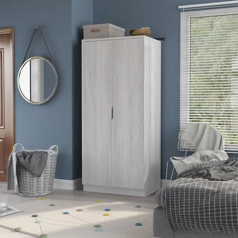 Armoire à deux portes moderne avec penderie, étagères et poignées découpées