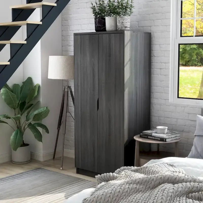 Armoire à deux portes moderne avec penderie, étagères et poignées découpées