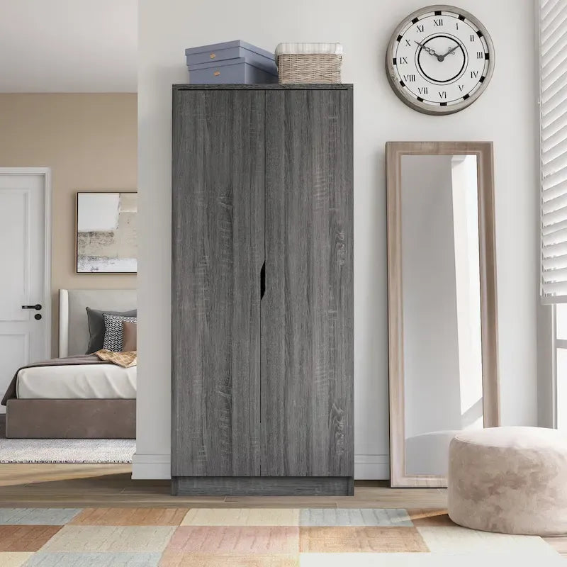 Armoire à deux portes moderne avec penderie, étagères et poignées découpées