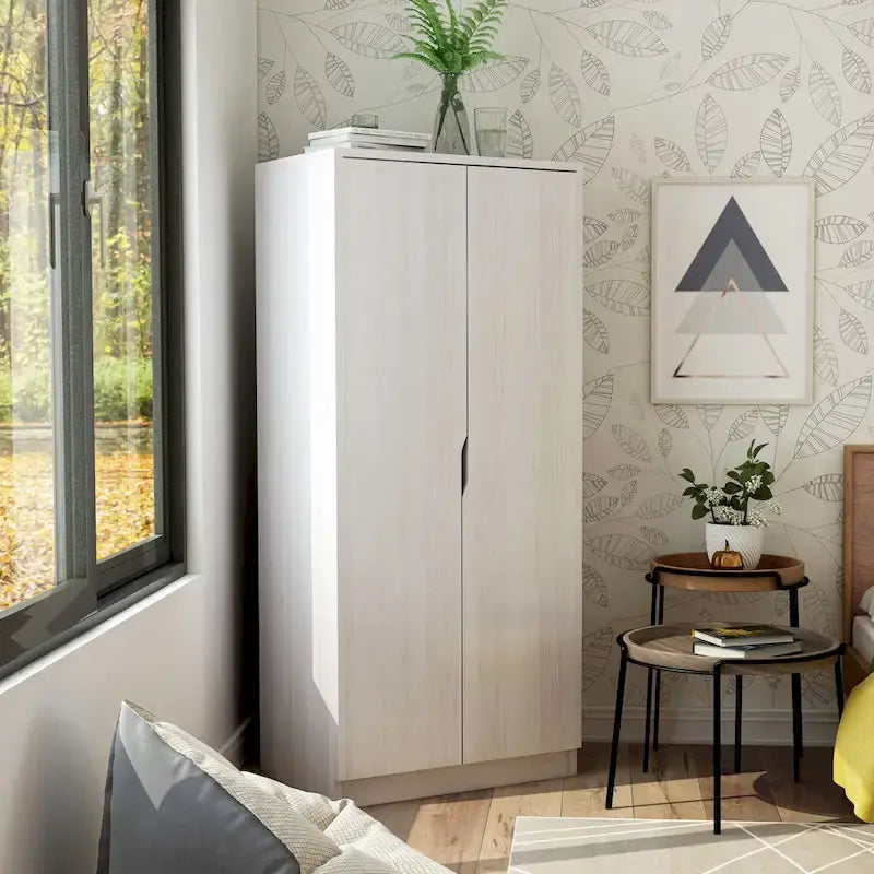 Armoire à deux portes moderne avec penderie, étagères et poignées découpées