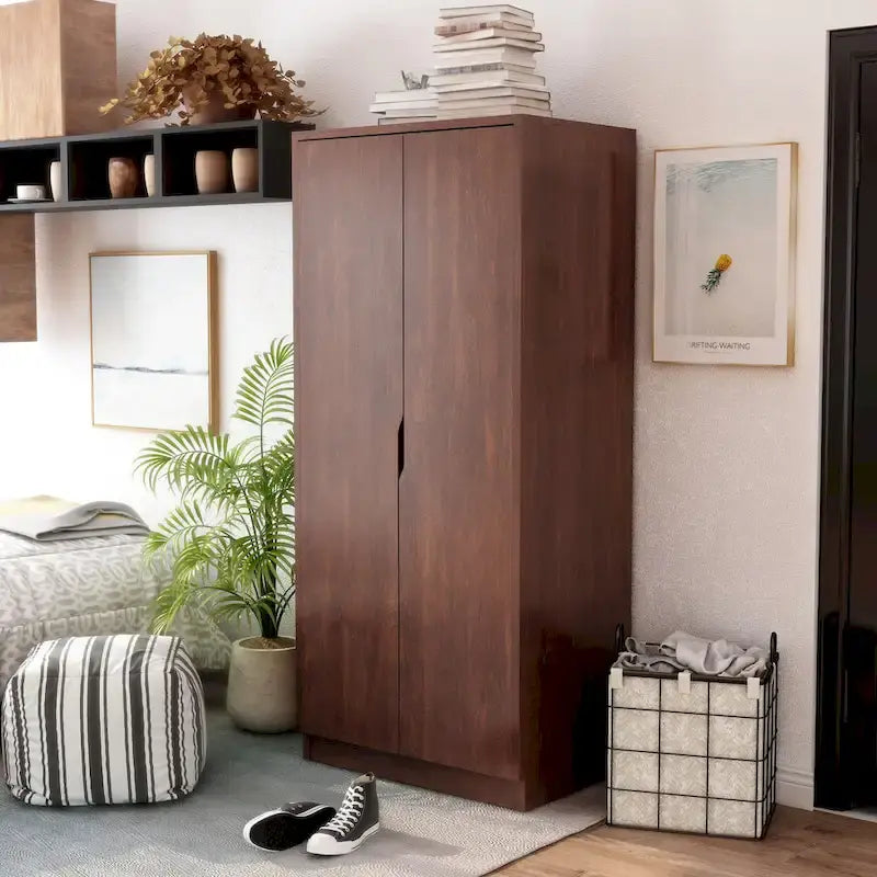Armoire à deux portes moderne avec penderie, étagères et poignées découpées
