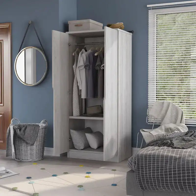 Armoire à deux portes moderne avec penderie, étagères et poignées découpées