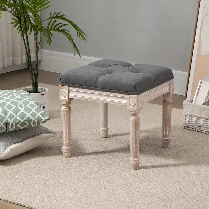 Pouffe carré capitonné en lin avec pieds sculptés en hévéa de 40 cm